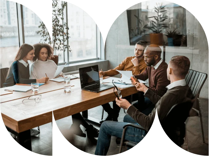 Agencia de diseño de páginas web Equipo de la agencia de diseño web planeando un proyecto de posicionamiento